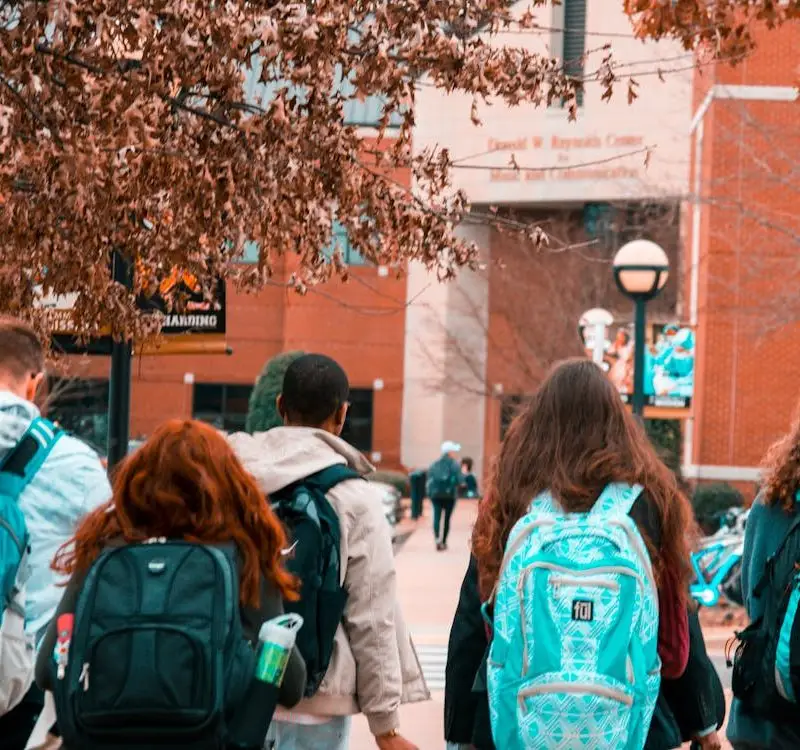 étudiants allant en cours