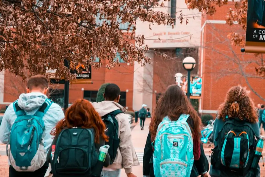 étudiants allant en cours