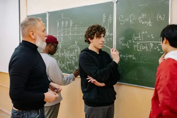 étudiants et professeur au tableau