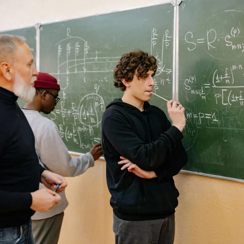 étudiants et professeur au tableau