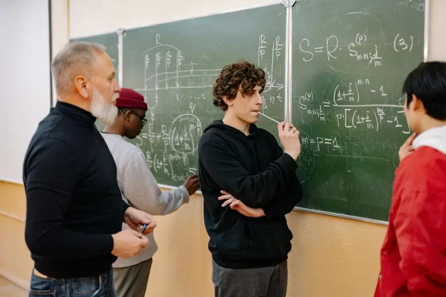 étudiants et professeur au tableau